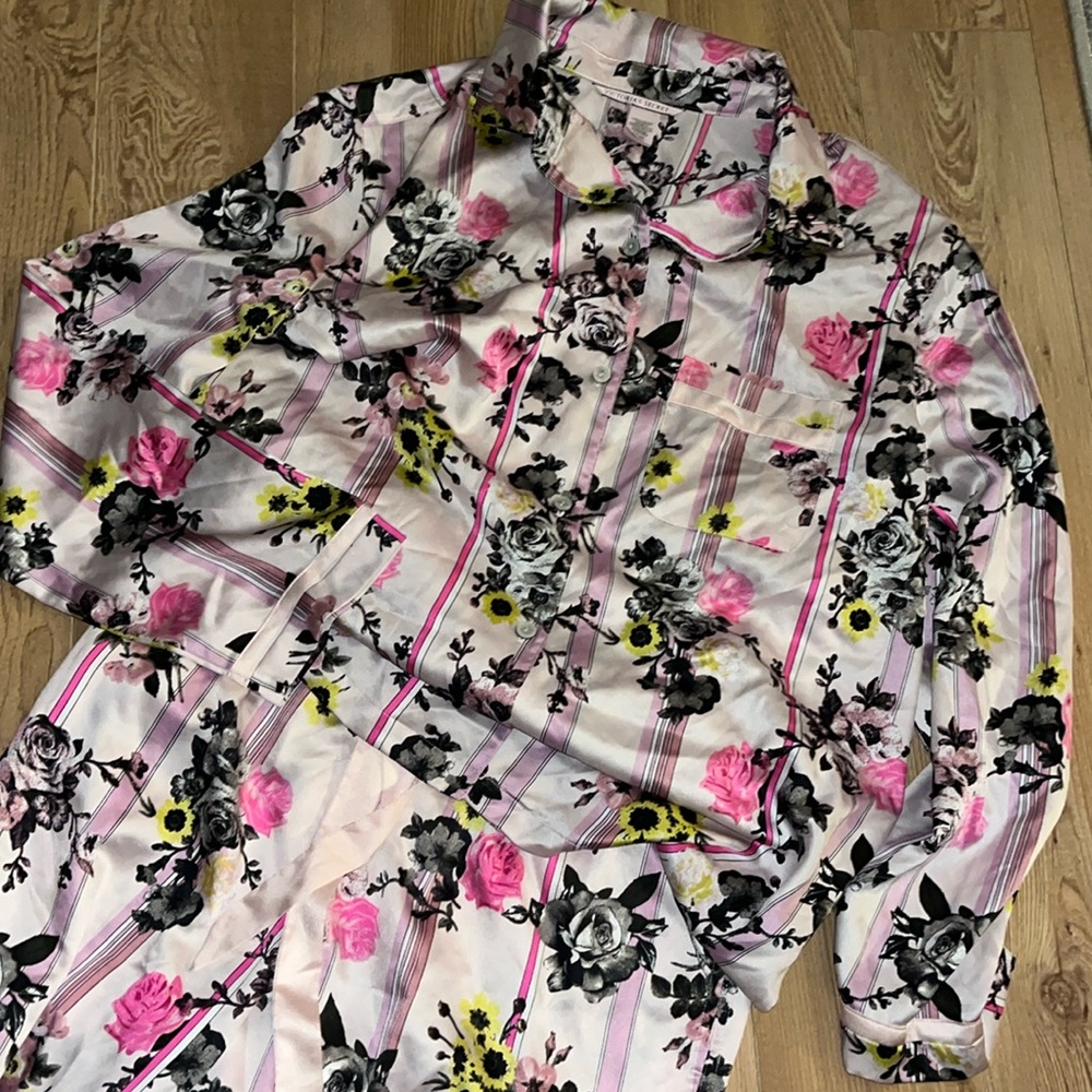 Victoria Secret Pink Floral Silk/Satin Like Pajama Set size small top and bottom